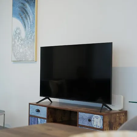 Salt Gem, Airy 2 Bdrm Appartement Larnaca