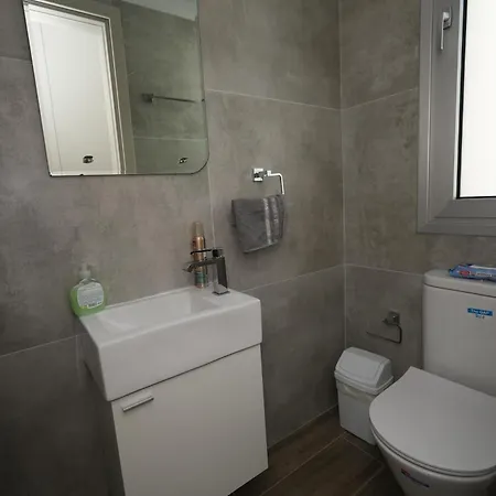 Salt Gem, Airy 2 Bdrm * Larnaca
